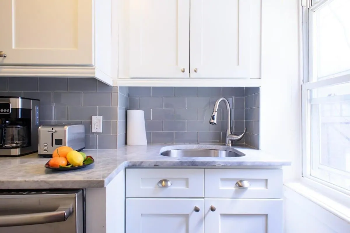 39-3 Newly Renovated 3 Bedroom Prime Midtown Sleeps 6 New York