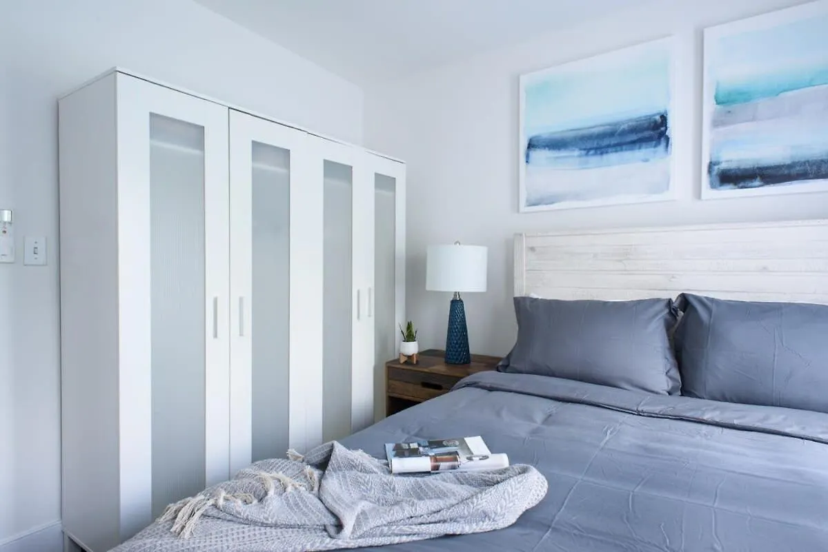39-3 Newly Renovated 3 Bedroom Prime Midtown Sleeps 6 New York