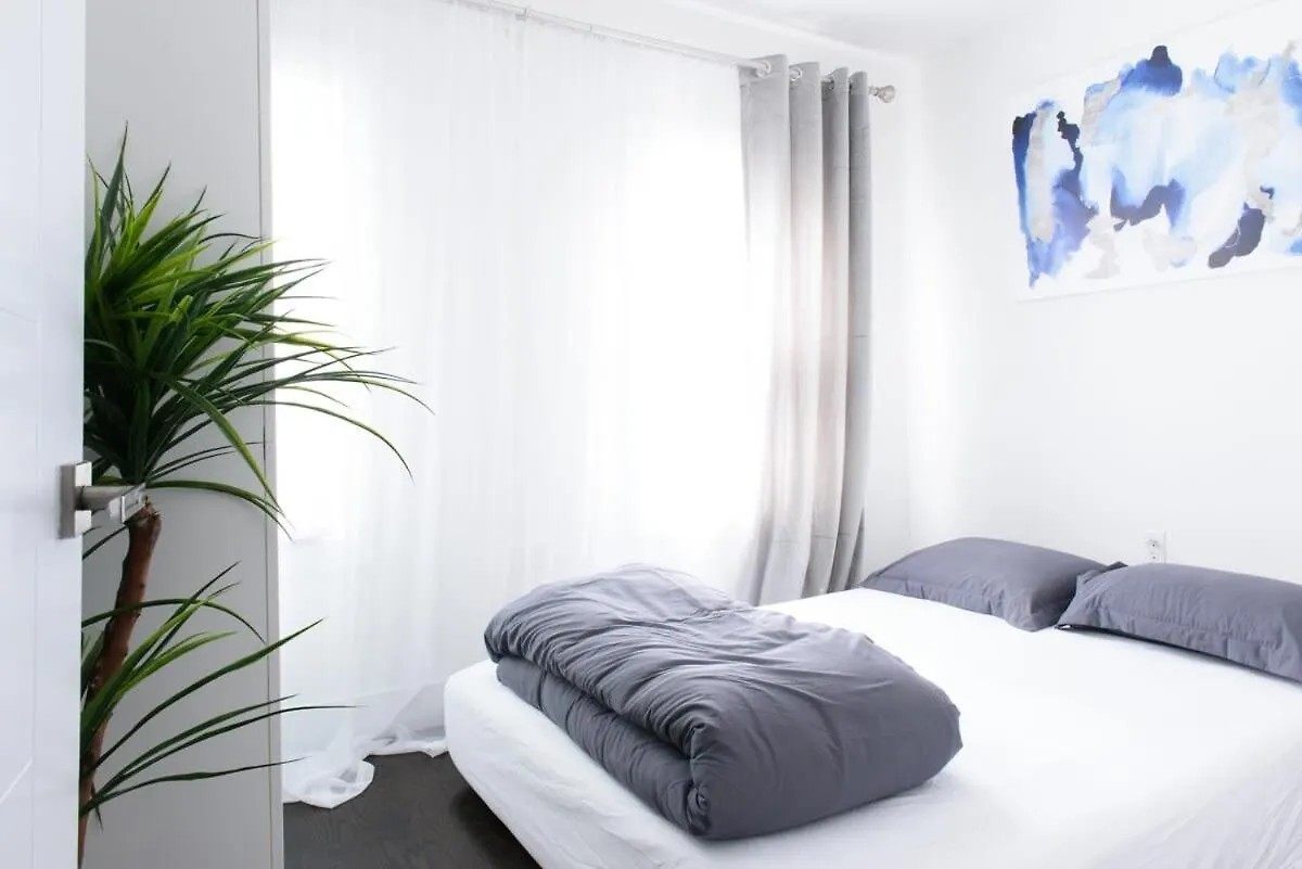39-3 Newly Renovated 3 Bedroom Prime Midtown Sleeps 6 New York Apartment