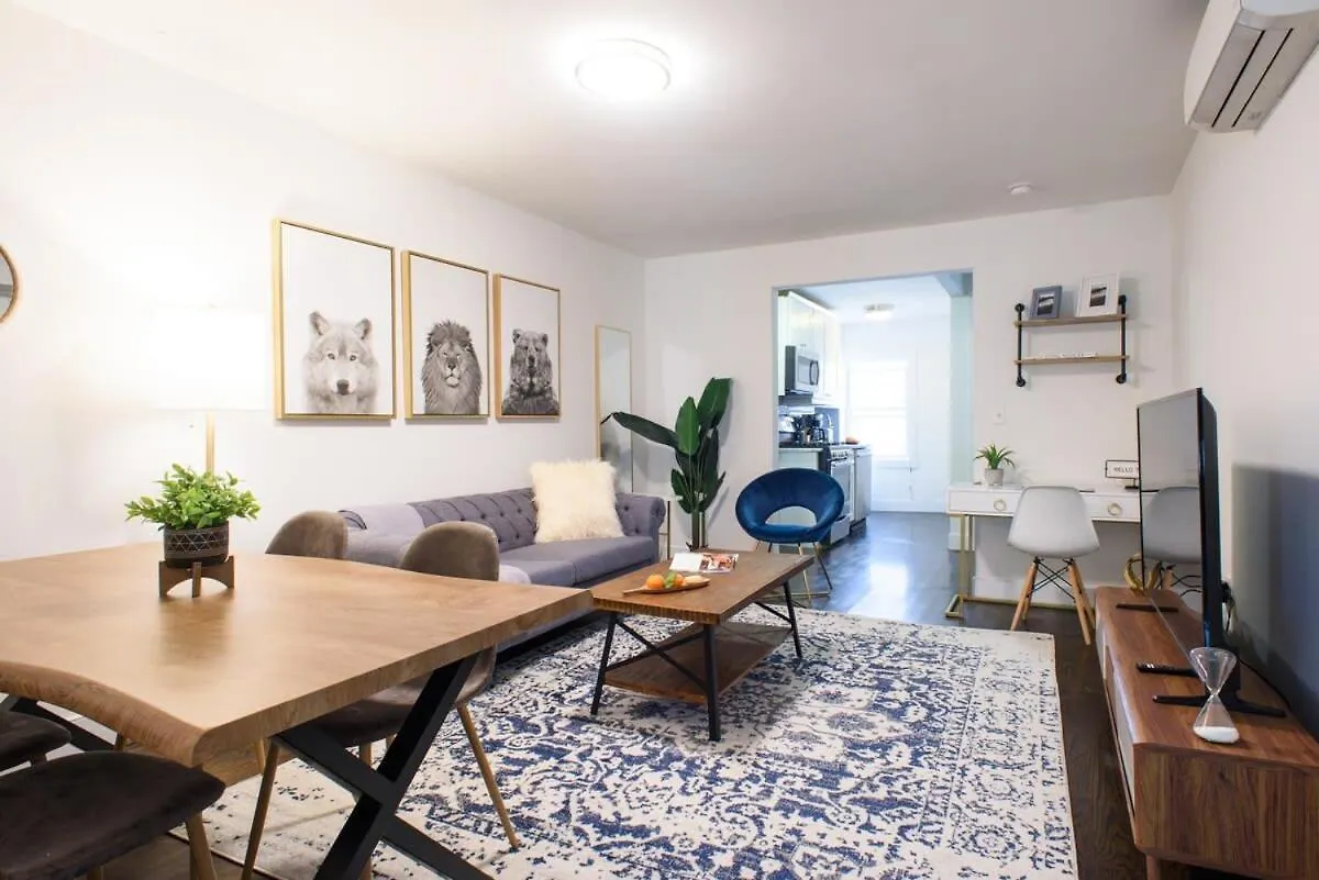 39-3 Newly Renovated 3 Bedroom Prime Midtown Sleeps 6 New York