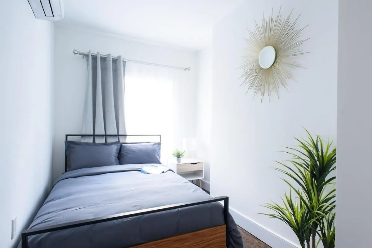 39-3 Newly Renovated 3 Bedroom Prime Midtown Sleeps 6 New York Apartment