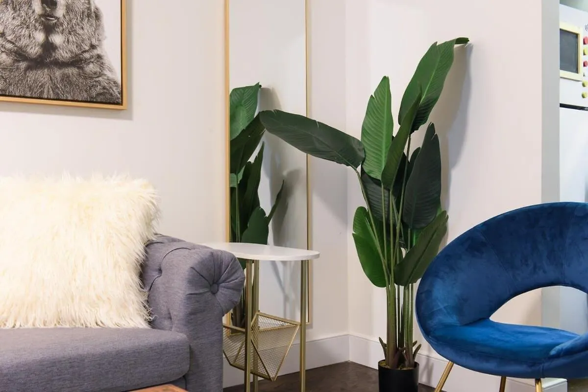 39-3 Newly Renovated 3 Bedroom Prime Midtown Sleeps 6 New York Apartment