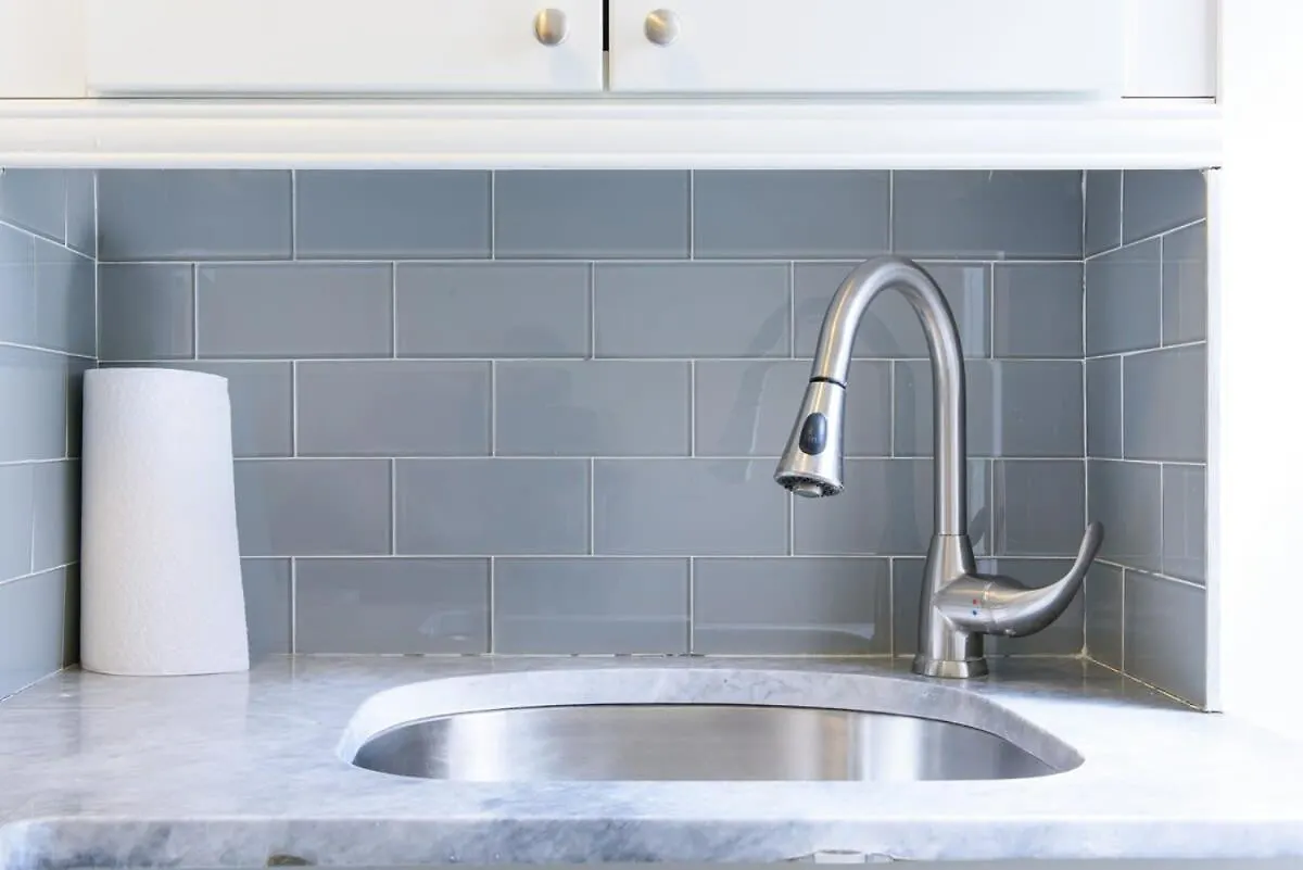 Apartment 39-3 Newly Renovated 3 Bedroom Prime Midtown Sleeps 6 New York
