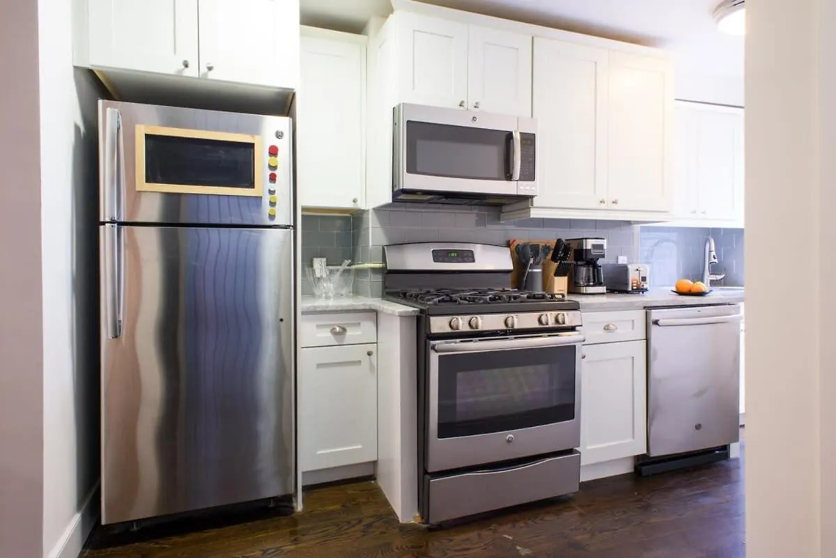 Apartment 39-3 Newly Renovated 3 Bedroom Prime Midtown Sleeps 6 New York
