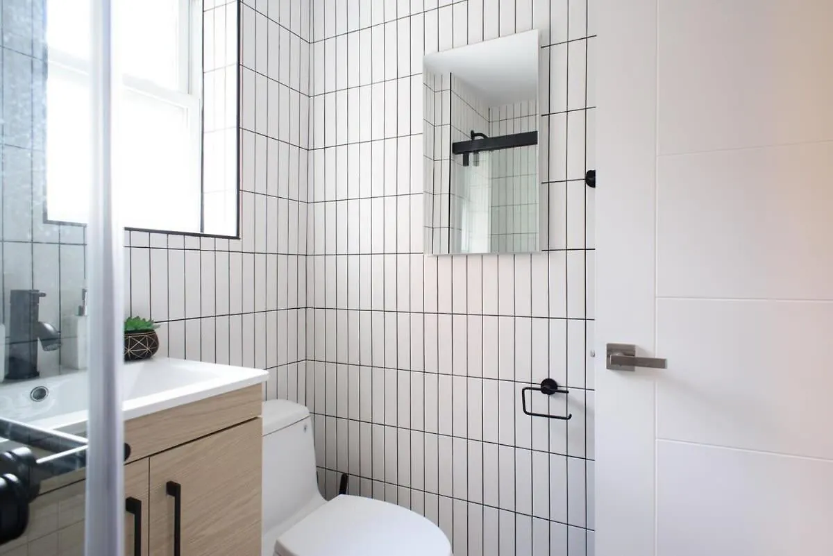 39-3 Newly Renovated 3 Bedroom Prime Midtown Sleeps 6 New York Apartment