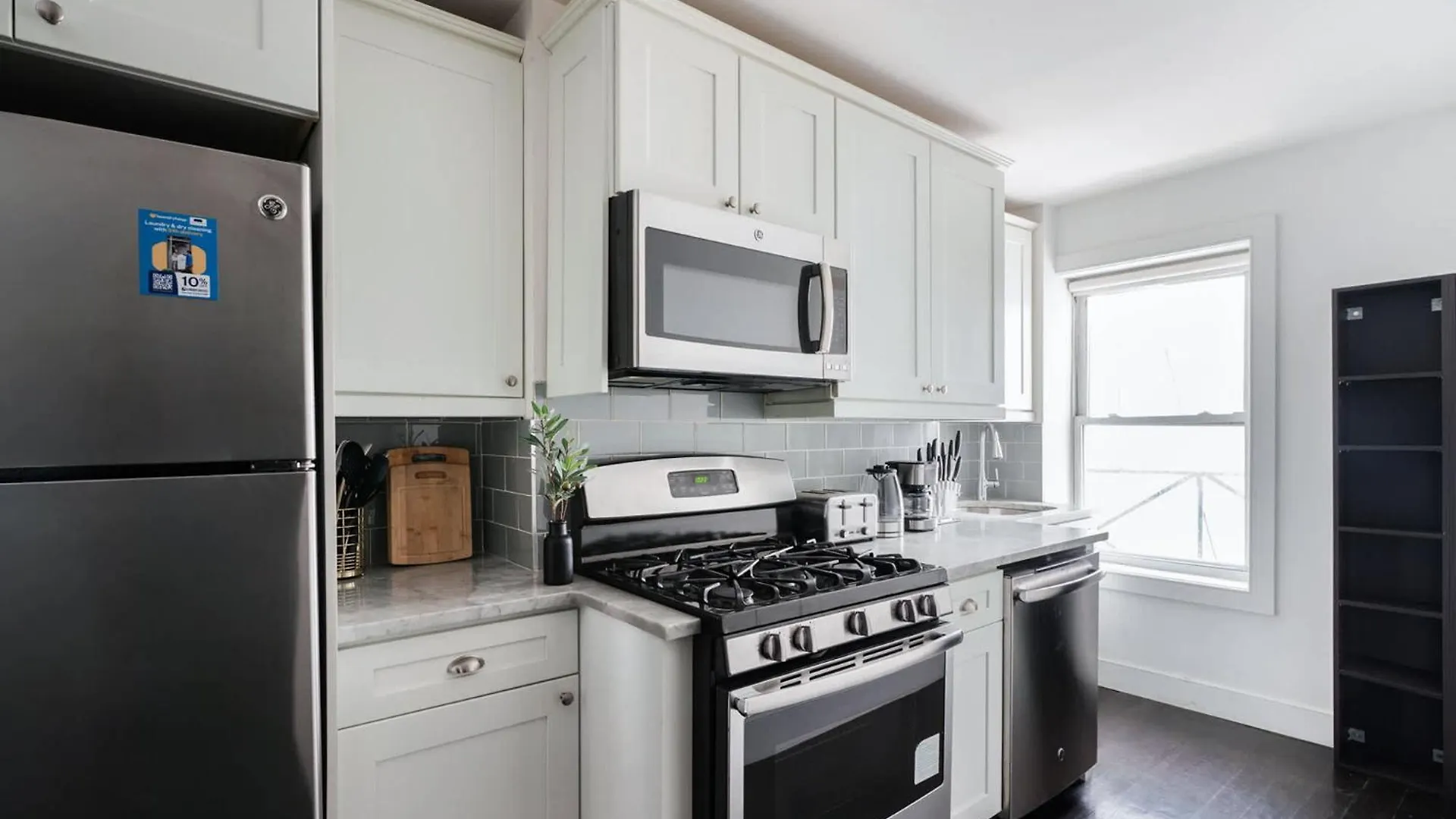 39-3 Newly Renovated 3 Bedroom Prime Midtown Sleeps 6 New York 0*,