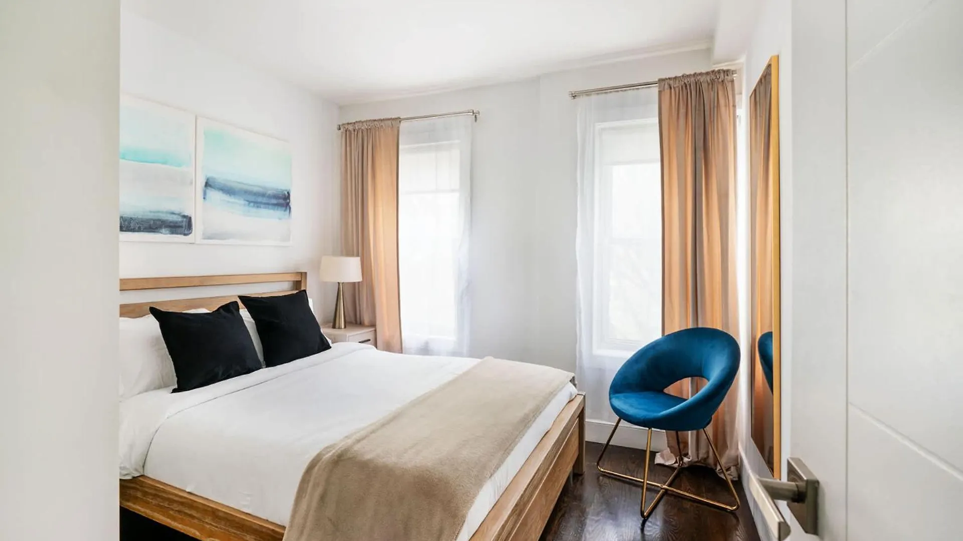 39-3 Newly Renovated 3 Bedroom Prime Midtown Sleeps 6 New York Apartment