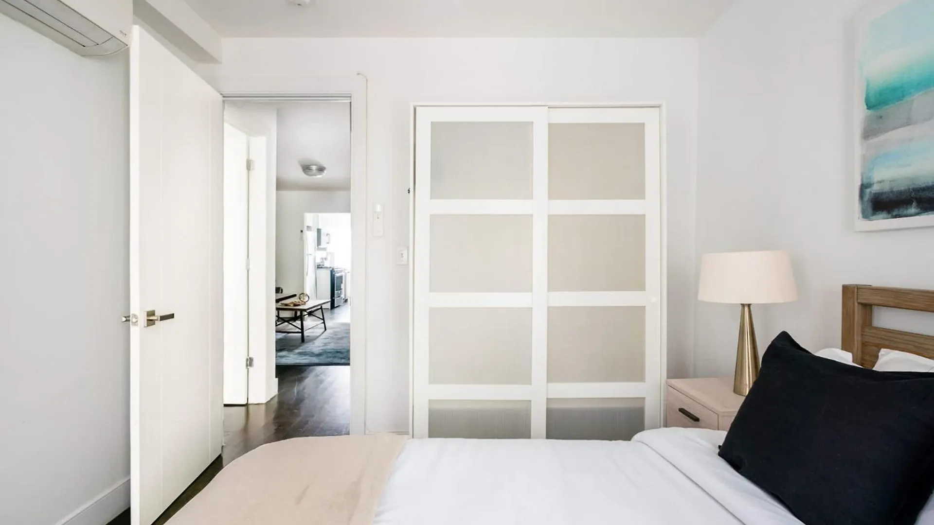 39-3 Newly Renovated 3 Bedroom Prime Midtown Sleeps 6 New York
