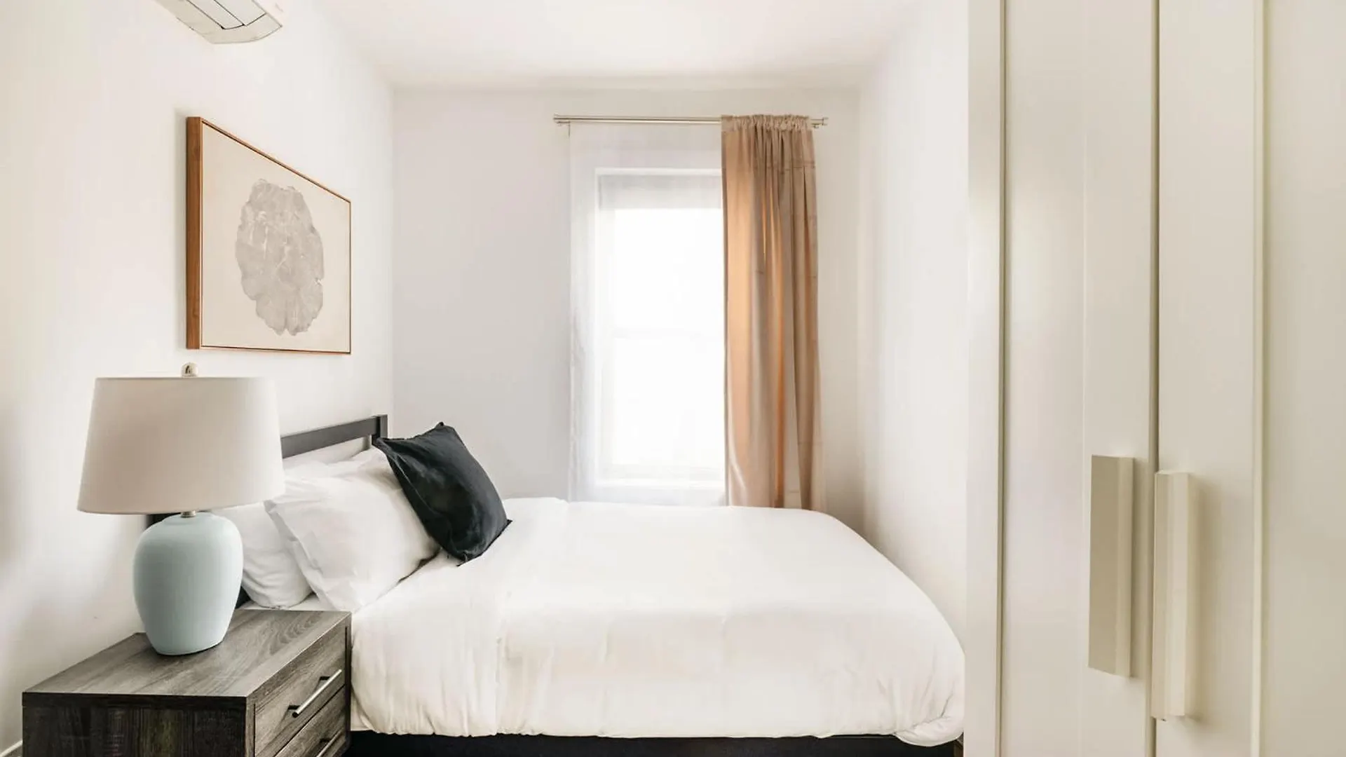 Apartment 39-3 Newly Renovated 3 Bedroom Prime Midtown Sleeps 6 New York United States