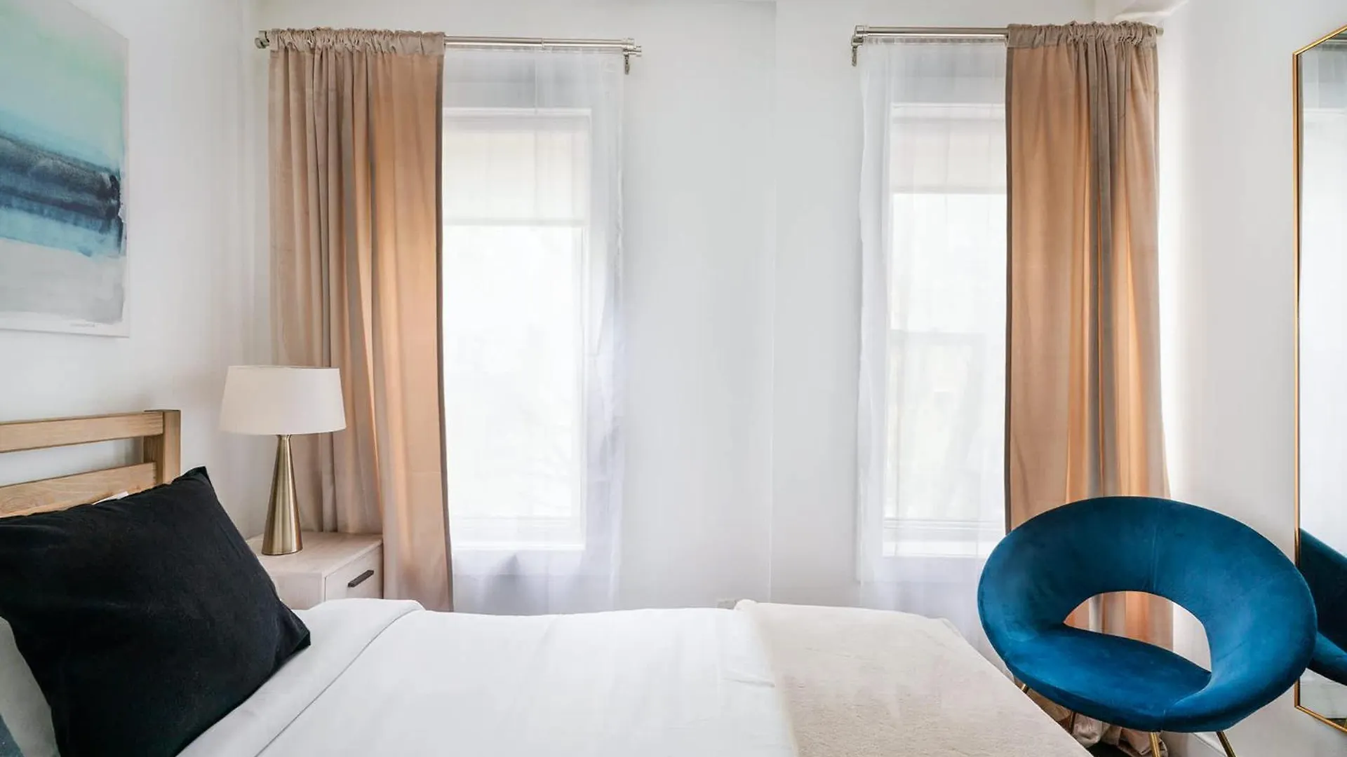 Apartment 39-3 Newly Renovated 3 Bedroom Prime Midtown Sleeps 6 New York
