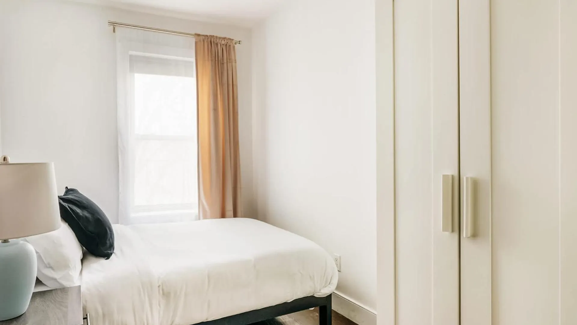 39-3 Newly Renovated 3 Bedroom Prime Midtown Sleeps 6 New York United States