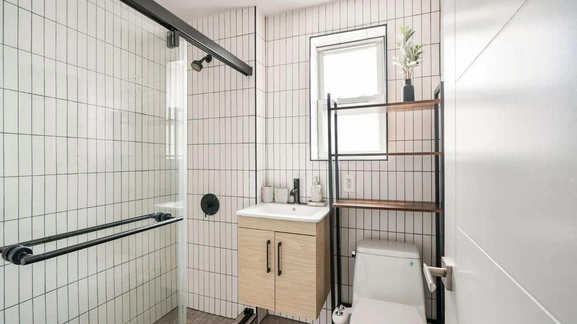 39-3 Newly Renovated 3 Bedroom Prime Midtown Sleeps 6 New York