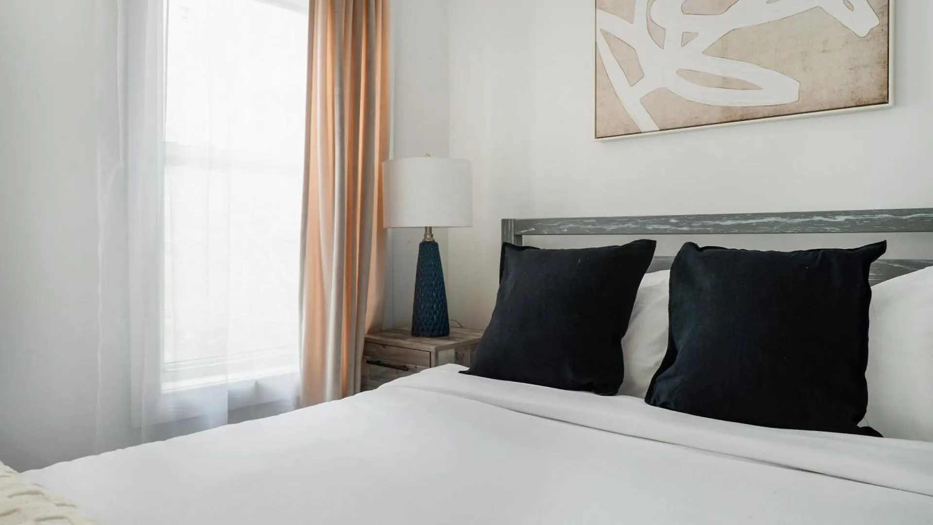 39-3 Newly Renovated 3 Bedroom Prime Midtown Sleeps 6 New York
